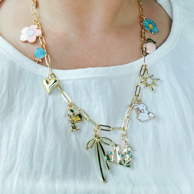 Y’all, get your besties and plan a charm necklace night 🩷🌼🎀 We had the perfect time eating pizza, drinking wine, chatting, and crafting our charm necklaces. Erin had been seeing DIY charm necklaces and knew it was a MUST with Elaine and their besties! 

💫Check out our story and highlights for links to the beautiful charms we curated  for our necklaces.